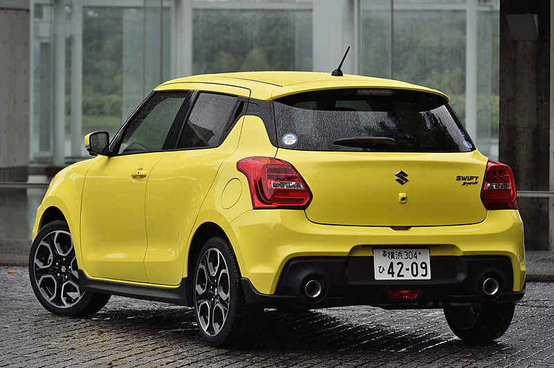 新型「スイフトスポーツ」。ボディサイズは3890×1735×1500mm（全長×全幅×全高）、ホイールベースは2450mmで、欧州仕様のスイフトと同じ3ナンバーボディとなっている。価格は6速MT車が183万6000円、6速AT車が190万6200円