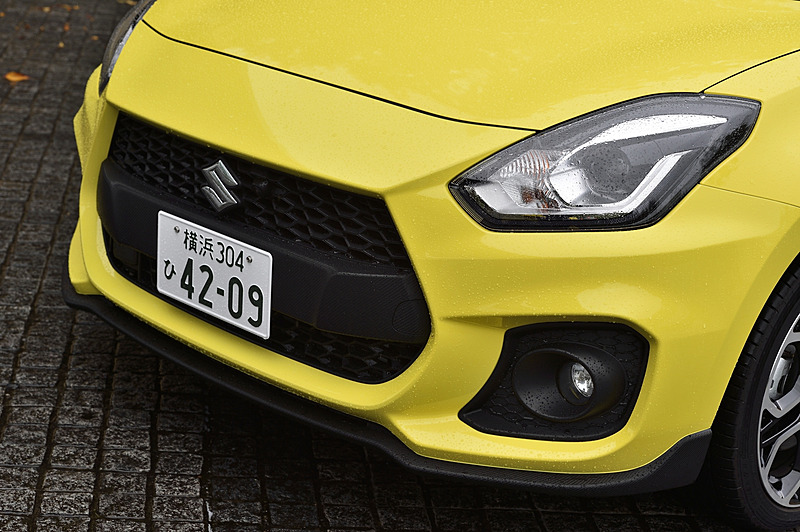 ヘッドライトは全車LED。前後のフォグランプも全車標準装備となる