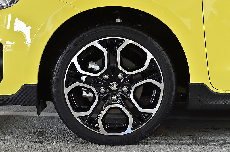 鋳造後にリム部をローラーで引き延ばす「フローフォーミング成形」を採用するアルミホイールは、17インチで16インチ同等の重量を実現。タイヤは195/45 R17サイズのコンチネンタル「ContiSportContact」