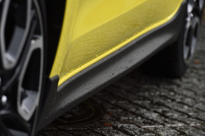 カーボン調シボを施されたサイドアンダースポイラー