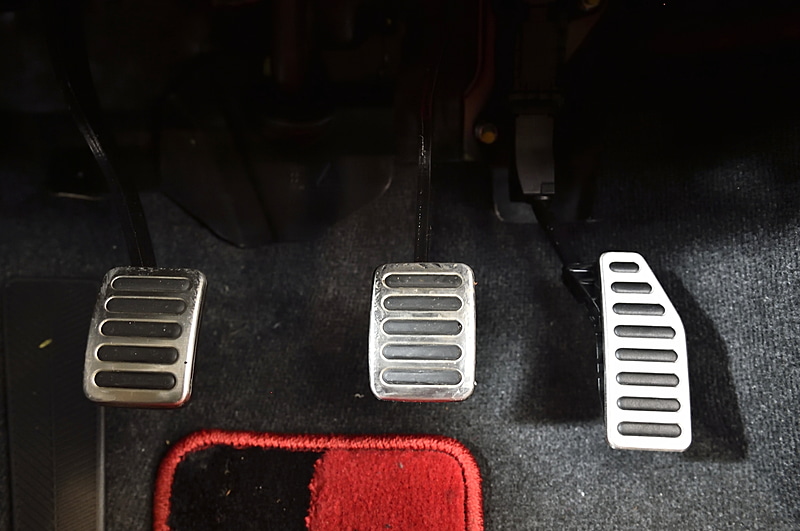 ステンレス製ペダルプレートを装着