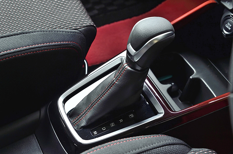 6速ATはエスクードの1.4リッターターボ車の搭載品をベースに、ギヤ比とトルクコンバーター特性を変更してスポーティな走行性能を追求