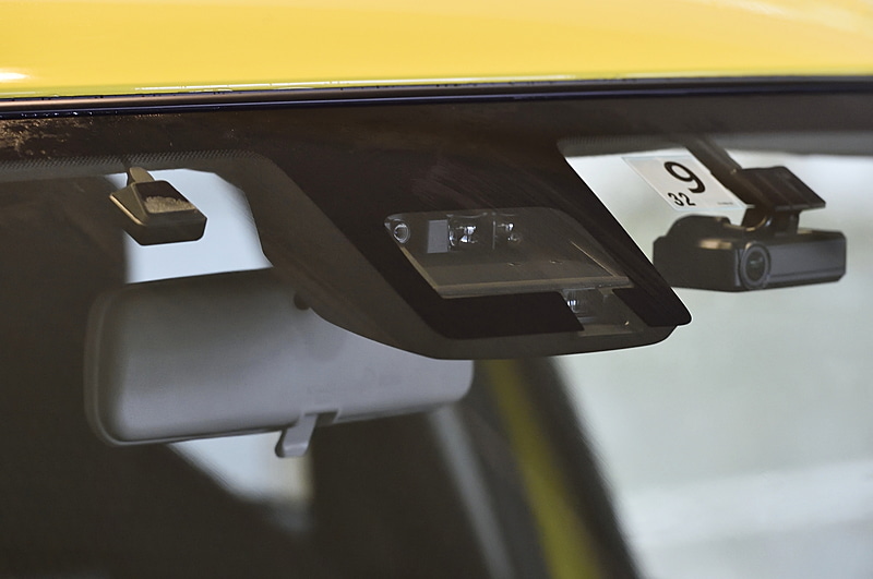 6速MT車でも選択できるメーカーオプションの「セーフティパッケージ」でスズキの先進安全技術「デュアルセンサーブレーキサポート」を設定。ステアリングのアシスト制御も行なう「車線逸脱抑制制御」をスズキ車として初採用した