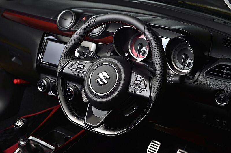 メーターパネルやインパネなどにレッドの加飾を使ってアグレッシブな雰囲気を演出。専用本革巻きステアリングにはレッドクロスステッチやピアノブラック加飾が与えられている