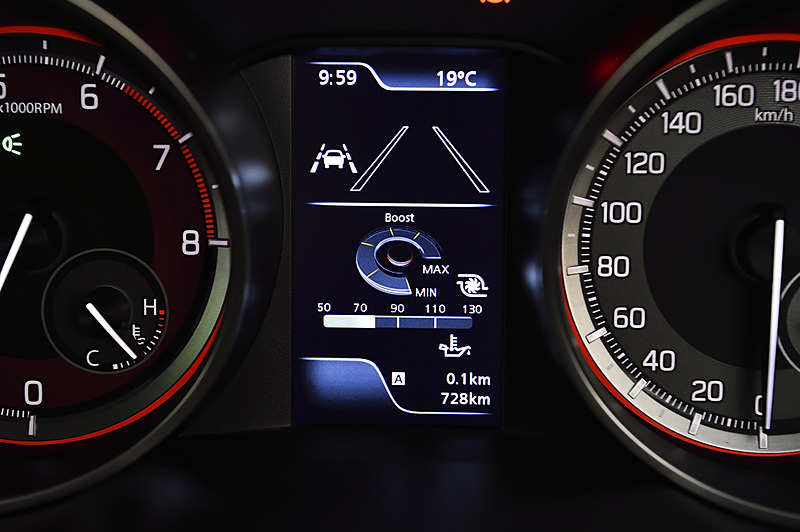 専用メーターの中央にカラーのマルチインフォメーションディスプレイを設定。表示内容に「モーション表示」「パワー/トルク表示」などが追加された