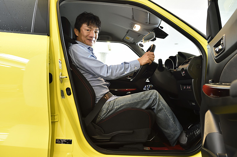 シートには専用表皮やレッドステッチを採用。セミバケット形状のフロントシートは座面とシートバックのサイドサポートにサポートパイプが追加され、内部のウレタンパッドでも形状や硬さ、密度などがチューニングされてサポート性が高められた