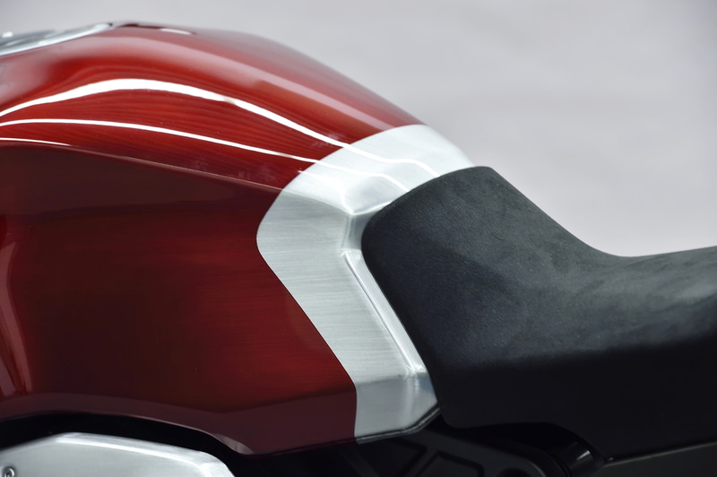 下地をアルミヘアライン風にしている。上塗り塗料は赤いクリア系なので下地が透けて見える。それを分かりやすくするため、一部下地を出したままの仕上げ