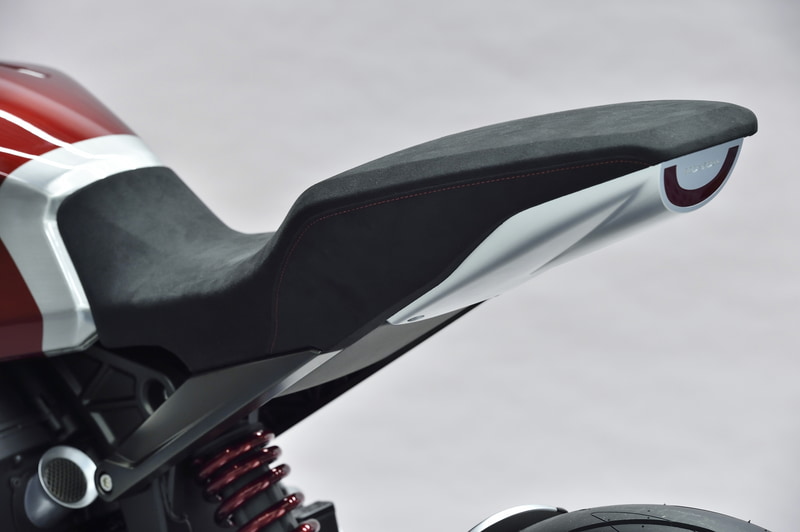 特徴的なシートデザイン。テールカウルはなく、シート下にテールランプが付けられている