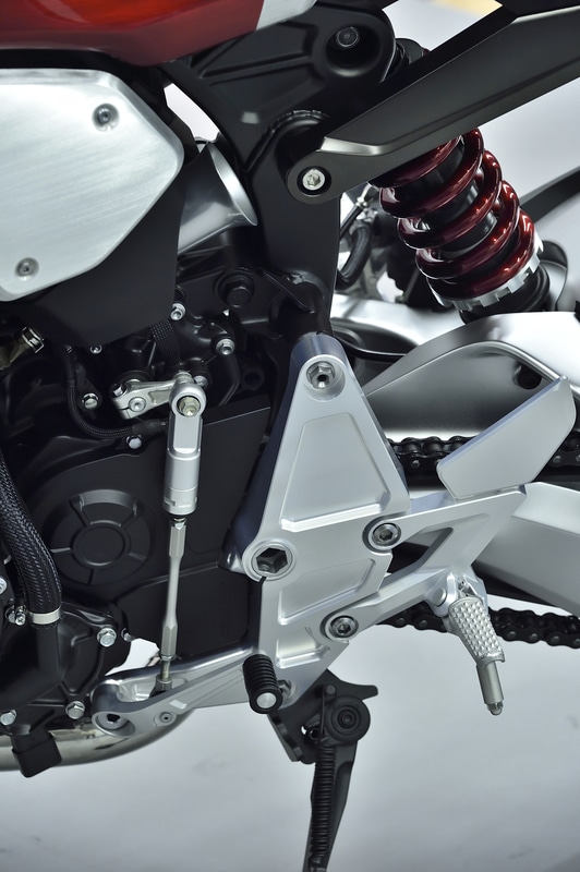 マス集中のためトランスミッションはエンジン上部に付いているのでシフトリンケージも上に伸びている