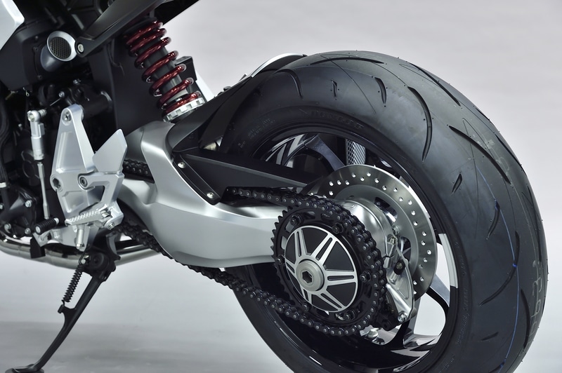 CBシリーズでは2本サスだが、同じネイキッドでもこちらはリンク式のリアサスを採用