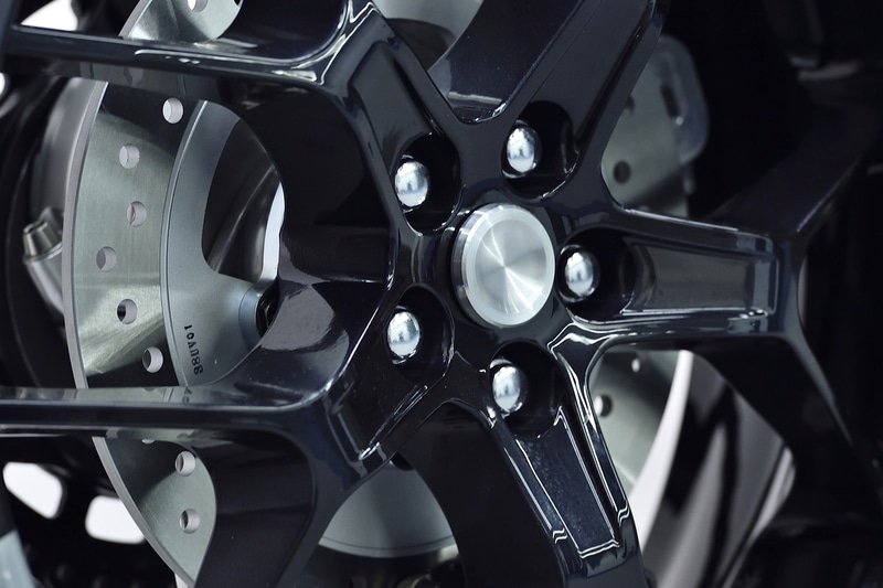 ホイールの取り付けは4輪車のような形状