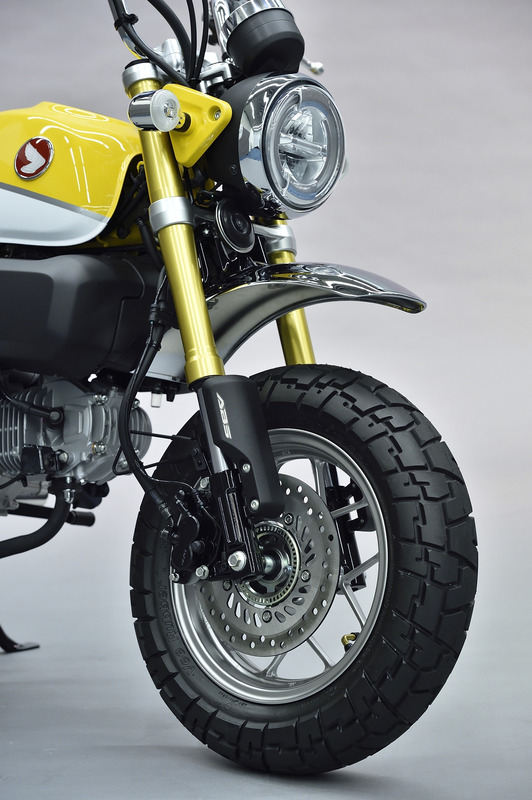 Monkey 125のサスペンション。フロントは倒立サスペンションを採用。ブレーキは前後ディスク