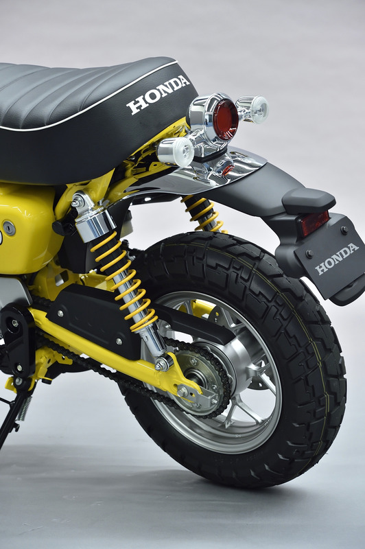 Monkey 125のサスペンション。フロントは倒立サスペンションを採用。ブレーキは前後ディスク