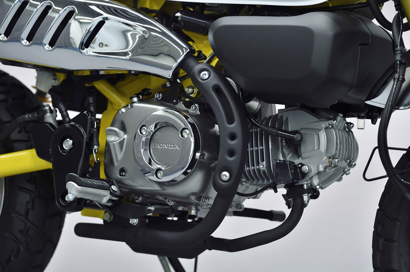 水平単気筒の125ccエンジン。アップタイプマフラーを装着