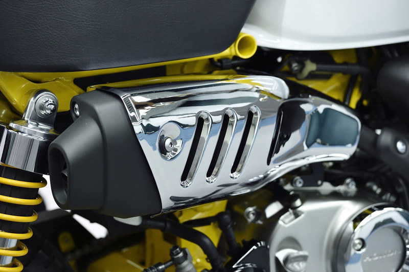 水平単気筒の125ccエンジン。アップタイプマフラーを装着