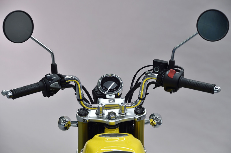 ハンドルまわりと液晶メーター。デモシーンでは「目」のように2つ並んだ0がウインクする