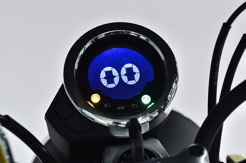 ハンドルまわりと液晶メーター。デモシーンでは「目」のように2つ並んだ0がウインクする