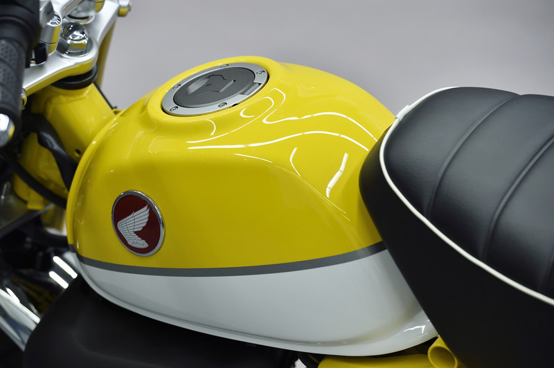 タンクとシートまわり。ウインカーやテールランプもLED