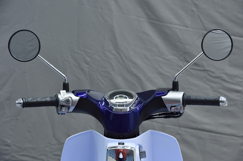 初代スーパーカブの特徴だったかもめハンドルを現代風のデザインで構成