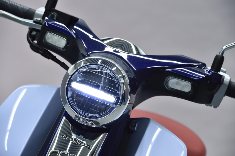 ヘッドライトはLED