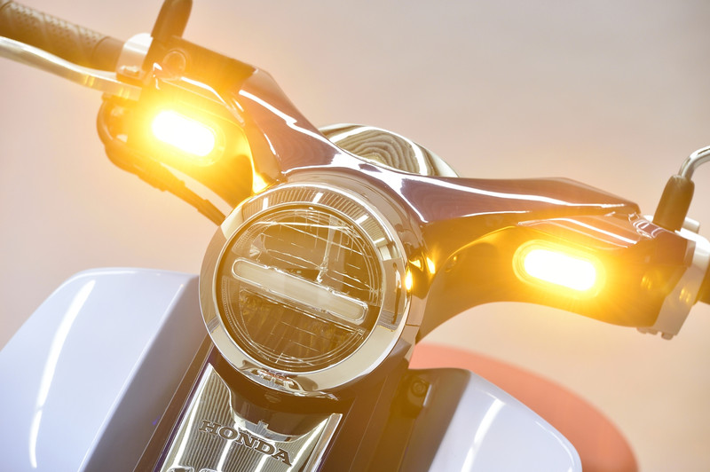 ヘッドライトはLED