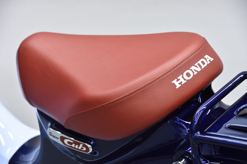 1人乗りのシングルシート。リアはキャリアを装備。テールランプはLED