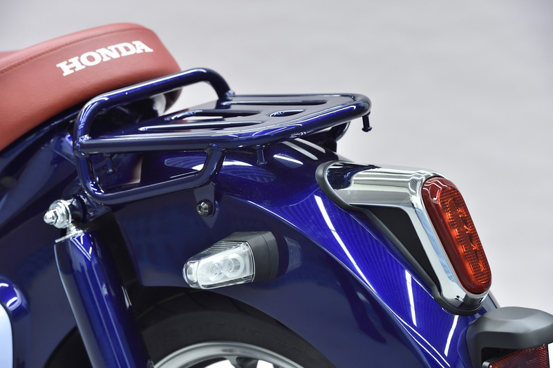 1人乗りのシングルシート。リアはキャリアを装備。テールランプはLED