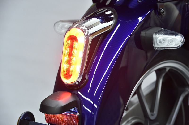 1人乗りのシングルシート。リアはキャリアを装備。テールランプはLED