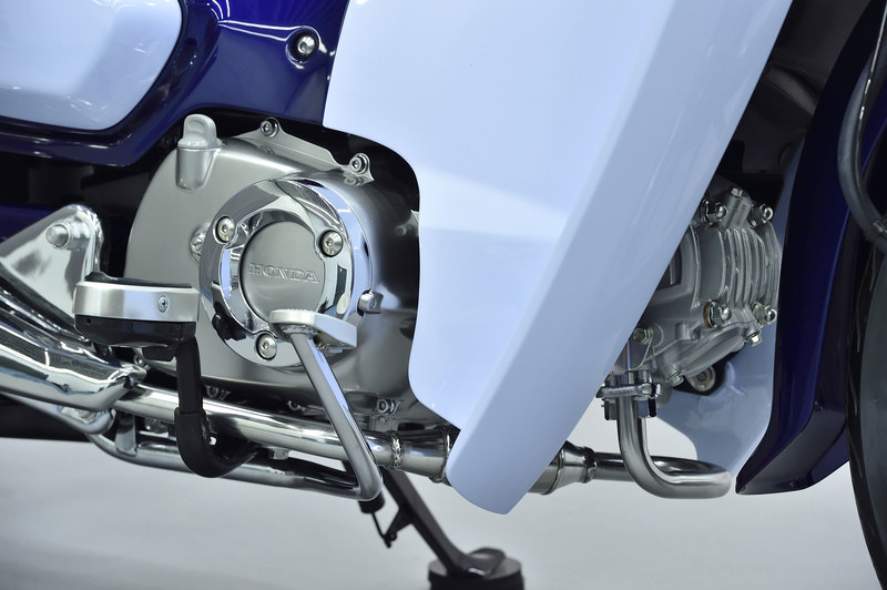 エンジンは空冷4ストロークOHC単気筒の125cc。エキゾーストパイプの取りまわしも洒落ている。トランスミッションはロータリー式