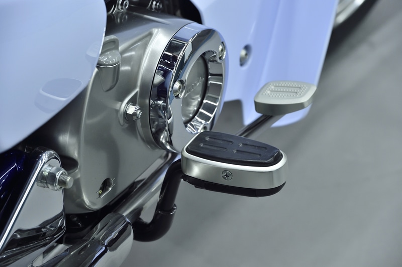 ステップやブレーキペダルも抜かりなくデザインされている