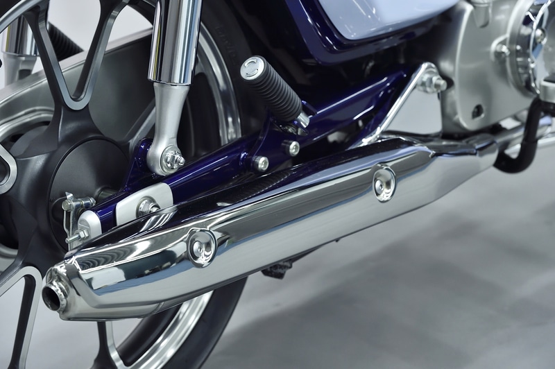 マフラーはカブらしいデザイン