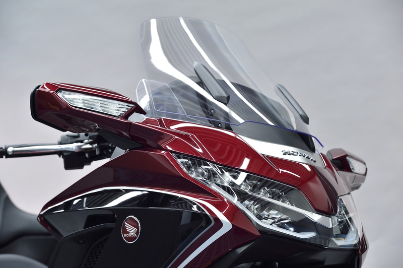 従来モデルと比べてラインがシャープになったフロントカウルまわり