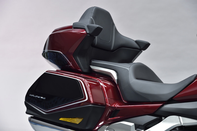 Goldwing Tourにはパッセンジャーシート後ろにトランクが付く。各トランク内には専用のバッグが収まる