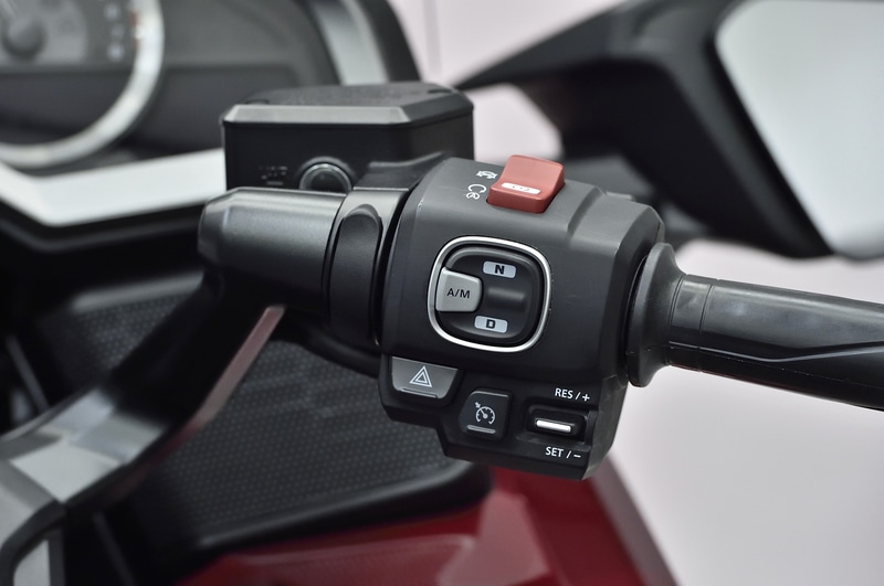 ステアリングとタンクのスイッチ