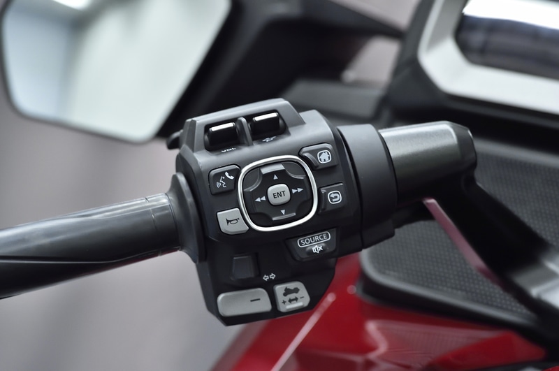 ステアリングとタンクのスイッチ