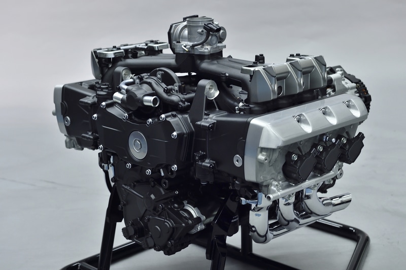 新開発された小型軽量の水冷4ストロークOHC4バルブ水平対向6気筒エンジン。排気量は1833cm<sup>3</sup>。アイドリングストップ付き