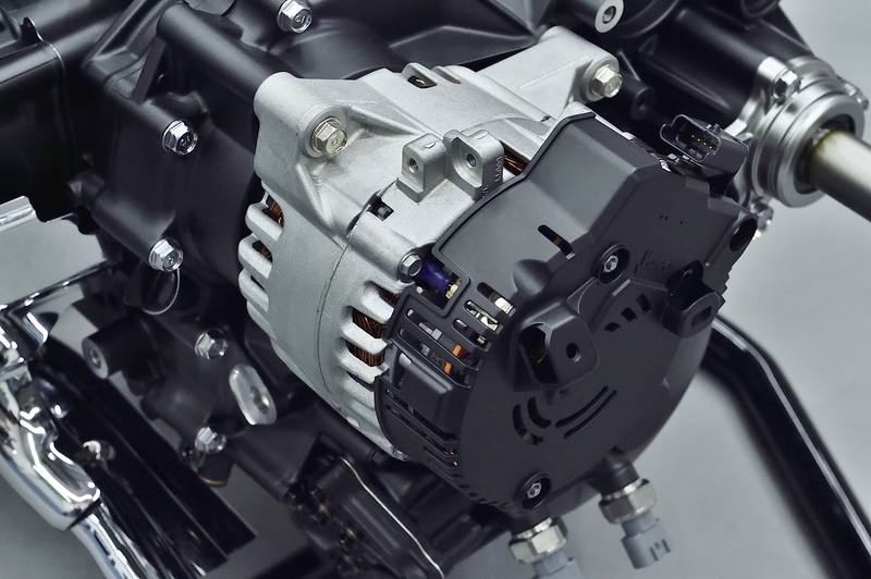 新開発された小型軽量の水冷4ストロークOHC4バルブ水平対向6気筒エンジン。排気量は1833cm<sup>3</sup>。アイドリングストップ付き