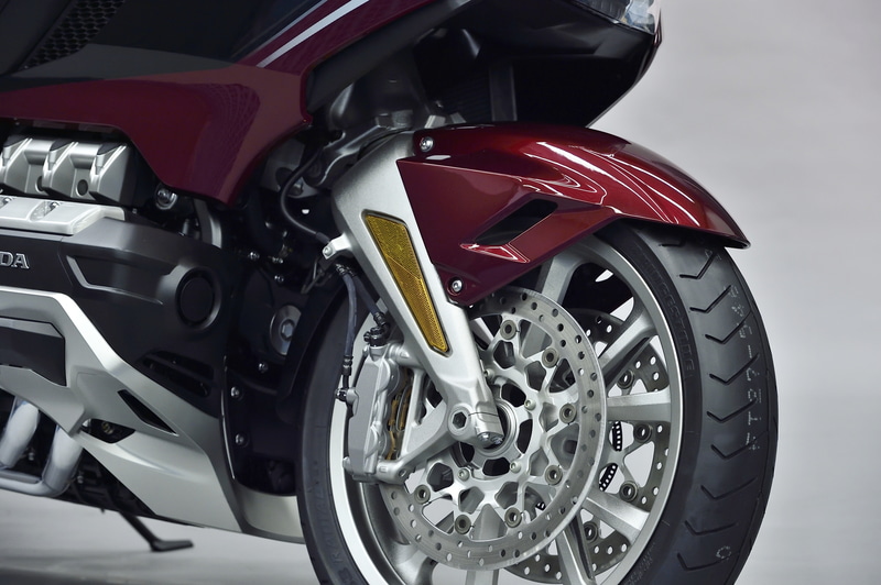 サスペンションはフロントに乗り心地や軽快な走りを求めてダブルウィッシュボーンサスペンションを採用。リアはプロリンク式