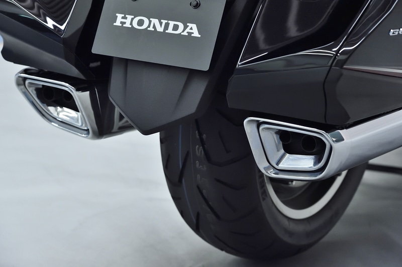 大型のトランクによってボリュームがあるリアまわり。マフラーは左右出しで、よく見ると片側2本ずつ排気口がある