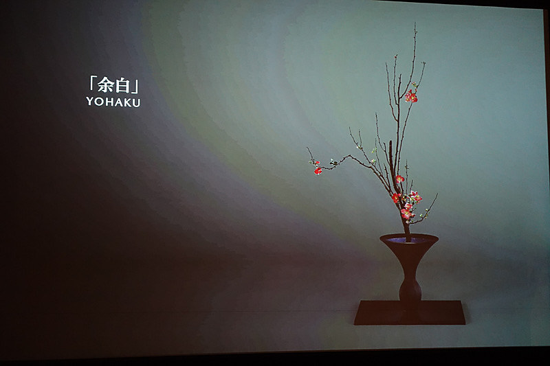 余白、反りなどとともに光と影を表現