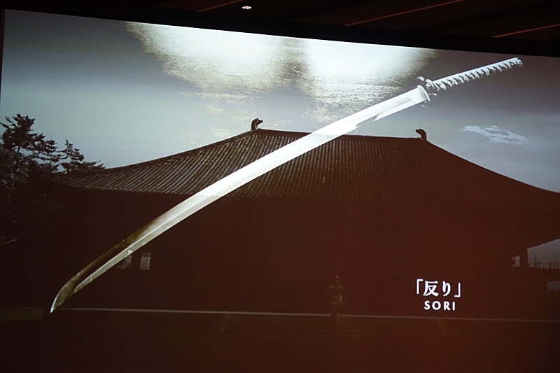 余白、反りなどとともに光と影を表現