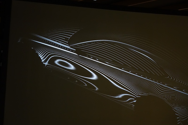 「光を操る」とし、人の手とシミュレーションを交互に繰り返して開発