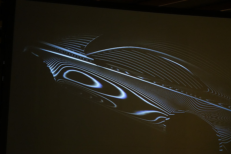 「光を操る」とし、人の手とシミュレーションを交互に繰り返して開発