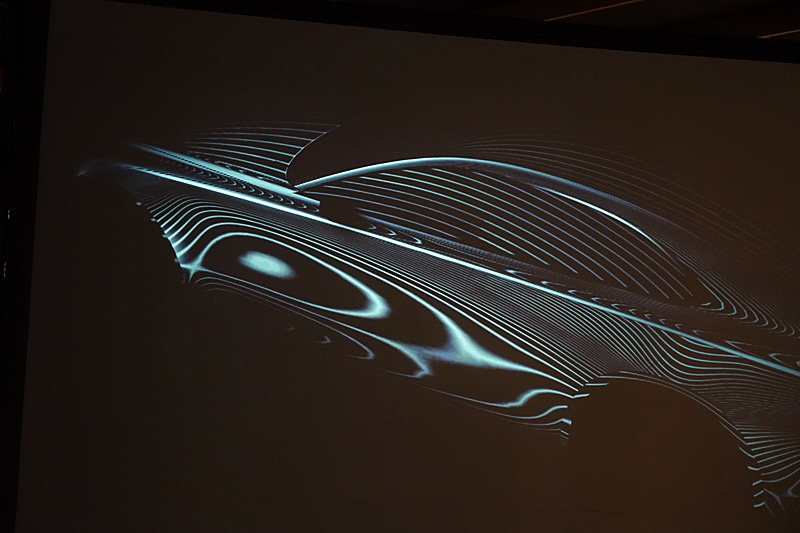 「光を操る」とし、人の手とシミュレーションを交互に繰り返して開発