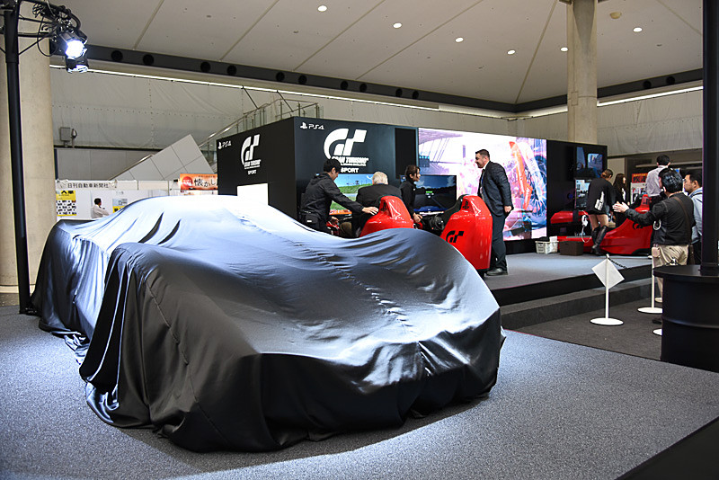 西ホールエントランスにあるグランツーリスモブース。アンベールされるマシンがあるようだ