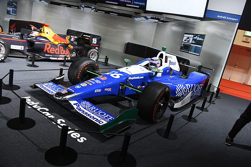 ホンダブースでは、佐藤琢磨がインディ500で優勝したマシンを展示