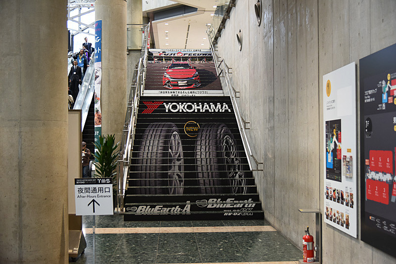 東ホールの階段をサポート