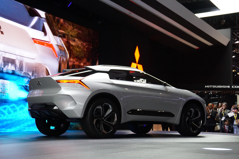 ステージ上にコンセプトカー「e-EVOLUTION CONCEPT」が登場