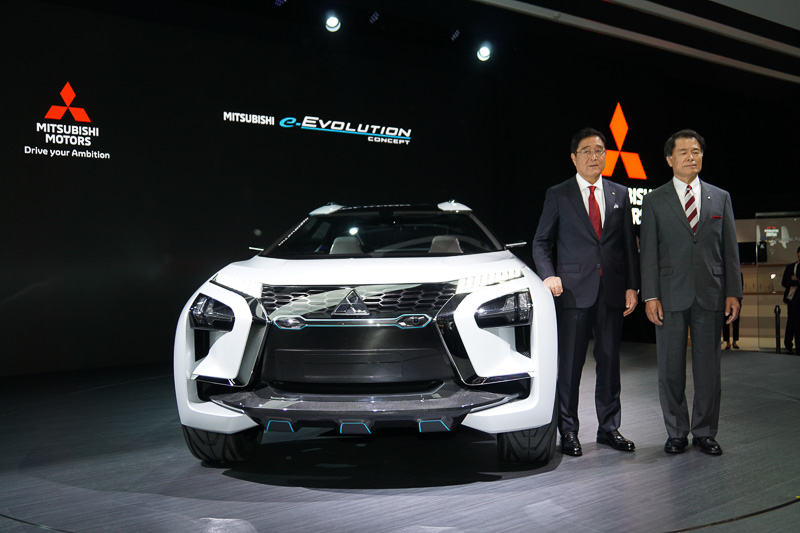 左から三菱自動車工業株式会社 取締役CEOの益子修氏、同取締役副社長執行役員（開発、品質担当）CPLOの山下光彦氏