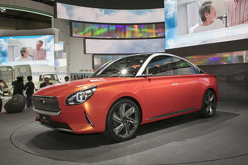 乗車定員4名。パワートレーンは1.0リッターターボと1.2リッターHV